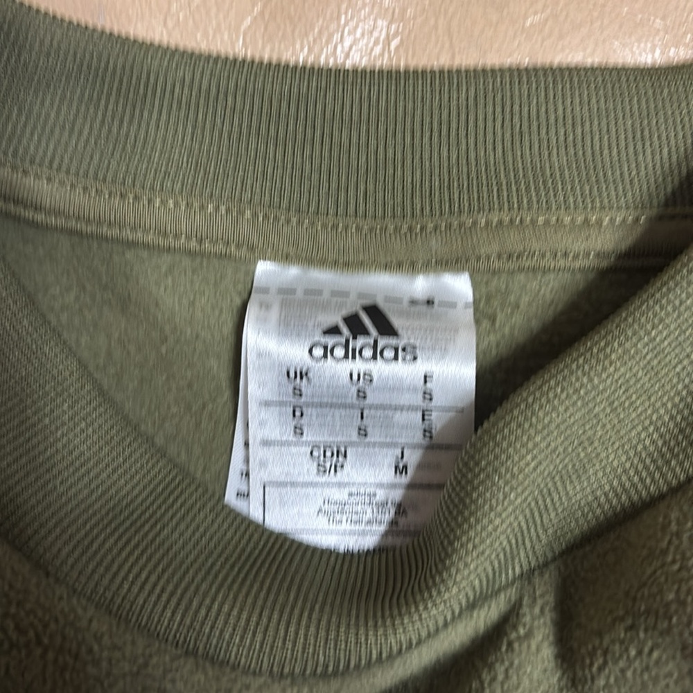 Adidas green sweater with a hoodie pocket. - Picture 4 of 4